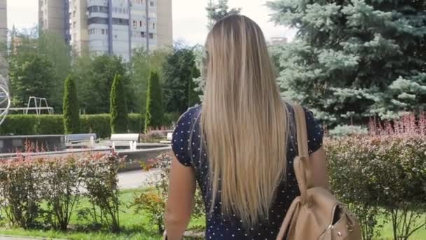 Медленная съемка красивой молодой женщины, делающей фото на винтажной камере в парке — стоковое видео