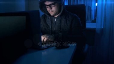 4 k görüntüleri gözlük ve laptop çalışma gece başlık giyen hacker