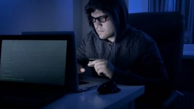 4 k görüntüleri kredi kartından para çaldığını laptopn üzerinde hacker