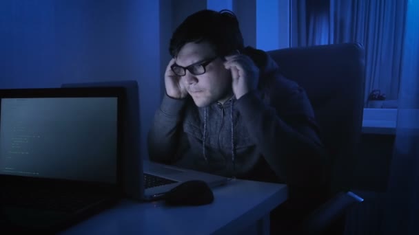 Grappige beelden van mannelijke pretendeert te zijn van professionele hacker — Stockvideo