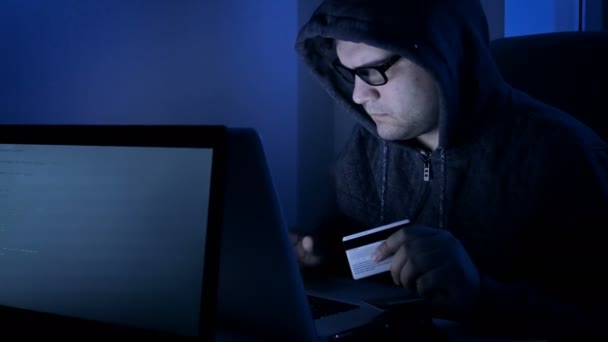 4k filmato di hacker in cappuccio e occhiali rubare soldi dalla carta di credito — Video Stock