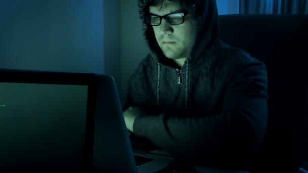 夜働くハッカーの 4 k 映像。クレジット カードからお金を盗むのフードの男。サイバー犯罪のための完全なビデオ — ストック動画