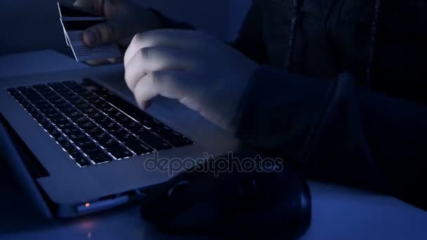 Imagens de close-up 4k de hackers segurando cartões de crédito digitando código no laptop — Vídeo de Stock