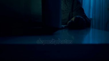 4 k görüntülerini dizüstü bilgisayarda çalışma gece genç erkek hacker