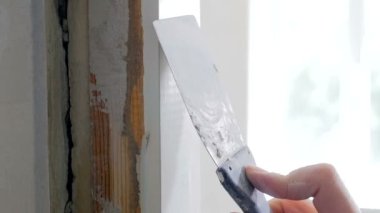 Spatula tutarak ve ahşap kapı eski boya kaldırma el closeup ağır çekim görüntüleri