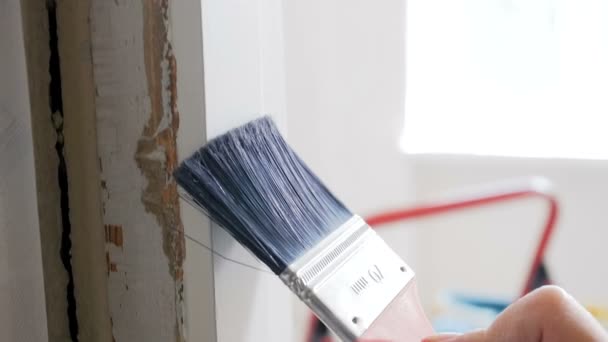 Closeup imagens de câmera lenta de mão feminina pintura velha porta de madeira com escova — Vídeo de Stock