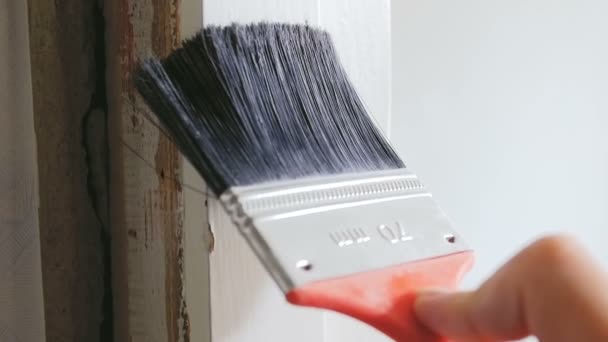 Primer plano imágenes en cámara lenta de pintura tablero de madera viejo con pincel — Vídeo de stock