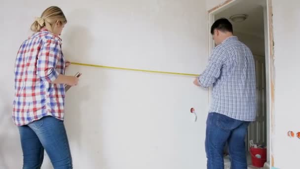 Jong getrouwd paar maken maatregelen van hun appartement renovatie — Stockvideo