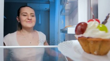 gece yeme karısını genç adam 4 k görüntülerini durur