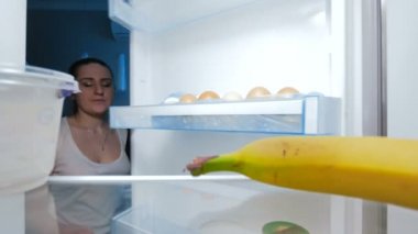 buzdolabında yiyecek arayan uykulu aç aile 4 k görüntüleri