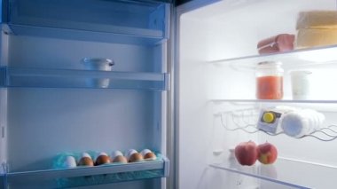 Açık buzdolabı mutfak kadar dolu ağır çekim görüntüleri