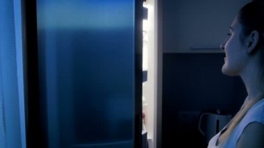 Buzdolabı gece aç kadın alarak apple Slow motion video