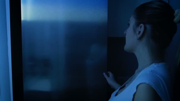 여자의 슬로우 모션 비디오 refrigerato 밤에 열리고 애플 걸립니다. — 비디오