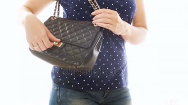 Genç kadın alarak prezervatif çanta dışarı görüntülerini closeup 4k