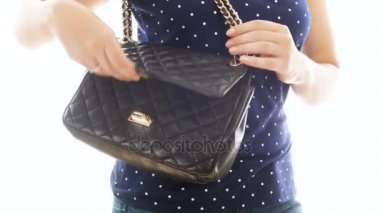 Genç kadın prezervatif siyah çantasından yaptırmayı görüntülerini closeup 4k