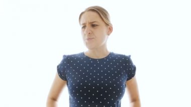 kötü terleme ve kötü koku altlarına sahip genç kadının 4 k video