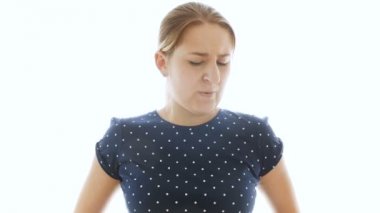 genç kadın onun terli koltuk altı kokusu sonra burun kapanış 4 k görüntüleri