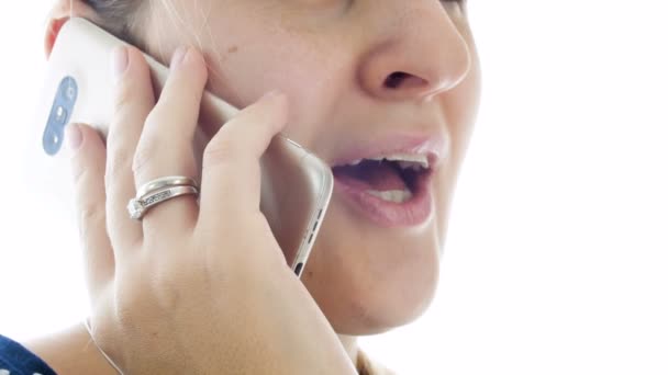 Primo piano 4k filmato di giovane donna che parla per telefono — Video Stock