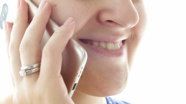 Imágenes de primer plano 4k de la cara de la mujer mientras habla por teléfono celular — Vídeos de Stock