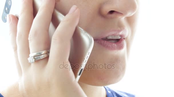 Closeup 4k πλάνα του κινείται θηλυκό στόμα και τα χείλη ενώ μιλάμε από το τηλέφωνο — Αρχείο Βίντεο