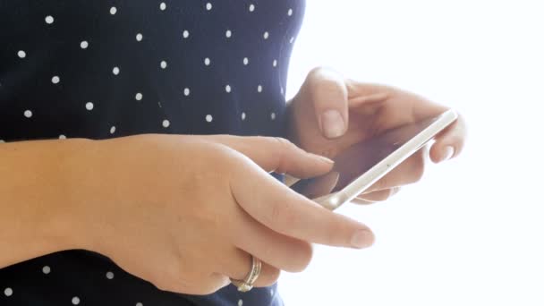 Крупным планом 4k видео женских рук, печатающих сообщения на мобильном телефоне — стоковое видео