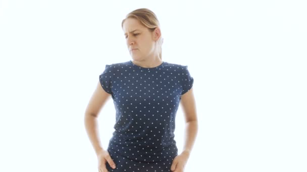 4k-Video einer jungen Frau, die ihre verschwitzten Achselhöhlen riecht und unruhig ist — Stockvideo