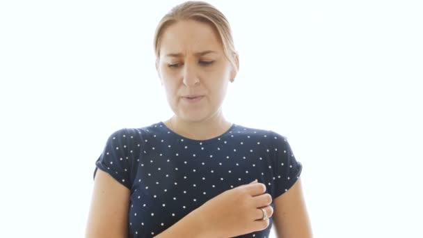 4k vídeo de jovem mulher fechando o nariz depois de cheirar suado t-shirt — Vídeo de Stock