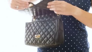 4 k closeup video genç kadının hijyenik tampon çanta dışarı alarak