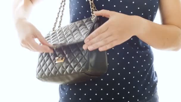 4k крупным планом кадры молодой женщины, вынимающей санитарный тампон из сумочки — стоковое видео