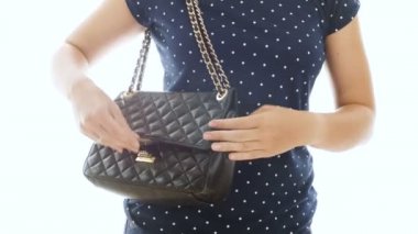 genç kadının ev anahtarlarını çıkarıp beyaz arka plan siyah çanta alarak 4 k görüntüleri