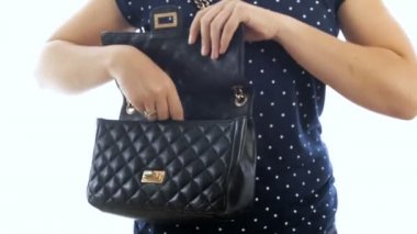 4 k video genç gülümseyen kadın alarak ev anahtarlarını çıkarıp siyah deri çanta