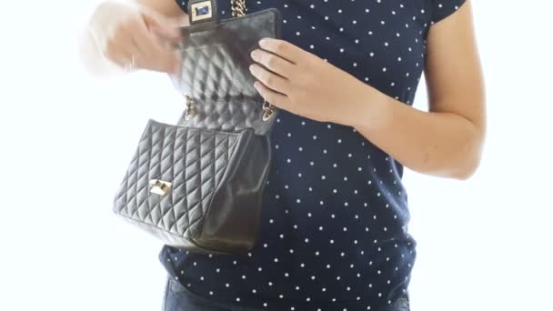 Images 4k de jeune femme prenant des clés du sac à main en cuir noir — Video