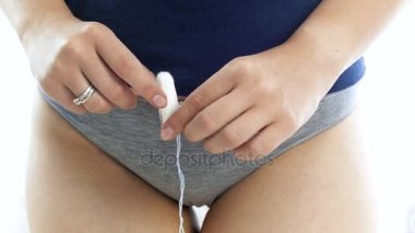 Kadın iç çamaşırı sıhhi tampon tutan closeup 4k görüntüleri. Sağlık kavramı