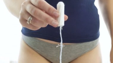Kadın iç çamaşırı adet tampon kamera gösterilen görüntülerini closeup 4k