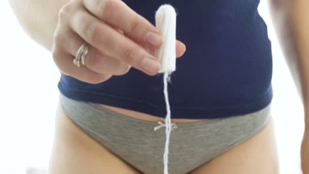 Primer plano 4k metraje de la mujer en lencería mostrando tampón menstrual en la cámara — Vídeo de stock