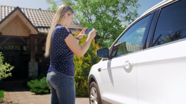 4 k görüntüleri genç kadının arabasını fotoğraflarını satış için akıllı telefon yapmak — Stok video