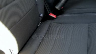 Araba koltuğu toz elektrikli süpürge ile temizlik Closeup 4 k görüntüleri
