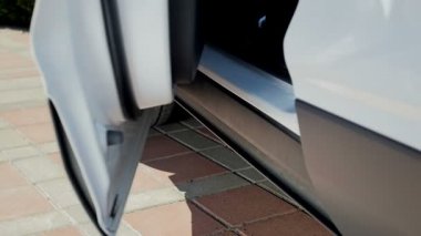 Arabadan yürüyüş bale daireler ayaklarda kadın sürücüleri closeup ağır çekim görüntüleri