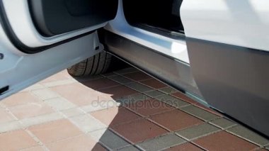 Genç kadın sürücü girme ve arabada oturan bale daireler içinde ağır çekim görüntüleri