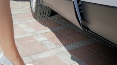 Ağır çekim portre görüntüleri topuklu seksi kadının araba ve şoför koltuğu sittinbg açar