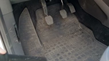 Elektrikli süpürge ile kirli ve tozlu araba halı yıkama sürücüsü ağır çekim görüntüleri