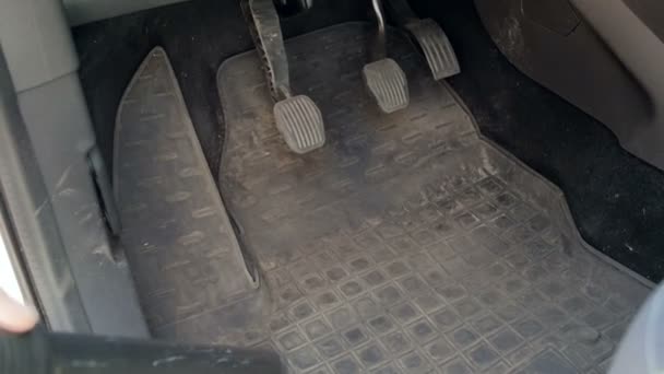 Imágenes en cámara lenta de la limpieza del conductor alfombra de coche sucia y polvorienta con aspiradora — Vídeos de Stock