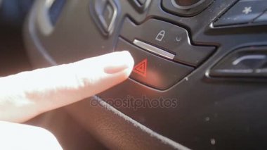 Kırmızı üçgen acil durum düğmesine basarak sürücüler parmak portre ağır çekim görüntüleri