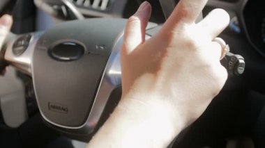 Closeup ağır çekim görüntüleri kadın sürücülerin araç direksiyon simidi üzerinde eller