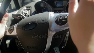 Kadın sürücü dönüm araba sürerken direksiyon closeup ağır çekim video
