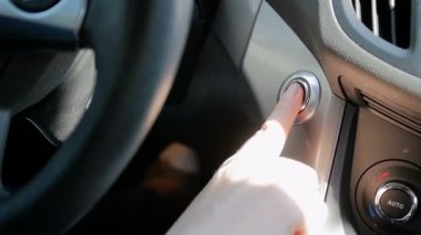Closeup ağır çekim video sürücüleri el araba Kontrol Paneli'nde başlangıç motoru düğmesine basarak