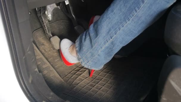 Filmato al rallentatore di donna con tacchi alti sexy che preme pedali dell'auto mentre guida l'auto. Scarpe inadatte e scomode per guidare l'automobile — Video Stock