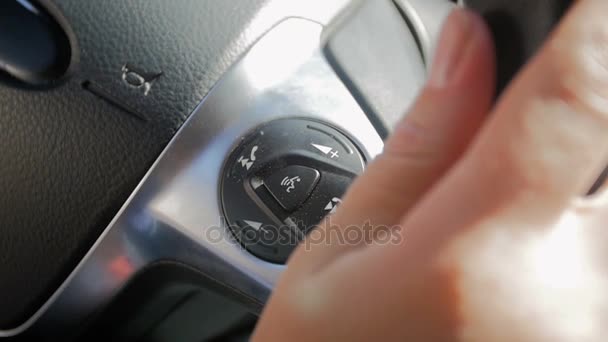 Closeup αργή κίνηση μήκος σε πόδηα του προγράμματος οδήγησης, κρατώντας τα χέρια στο τιμόνι κατά την οδήγηση αυτοκινήτου — Αρχείο Βίντεο