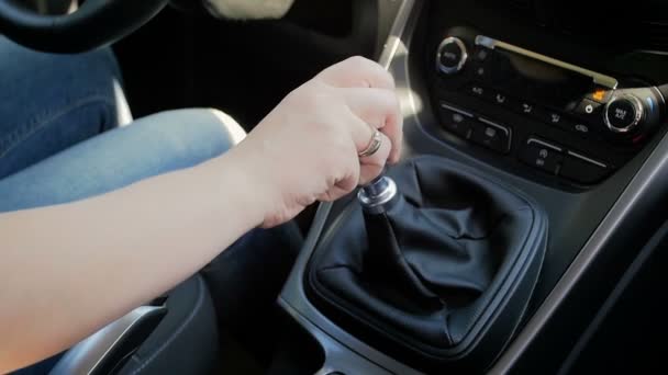 Lento movimento closeup vídeo de jovem mulher mudando carro caixa de velocidades manual — Vídeo de Stock