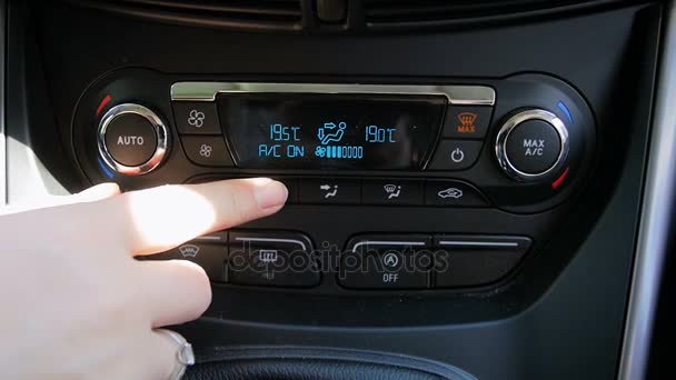 Vértes lassított felvételeket a járművezetők kézzel hőmérséklet beállítása és kikapcsolása autó klíma — Stock videók